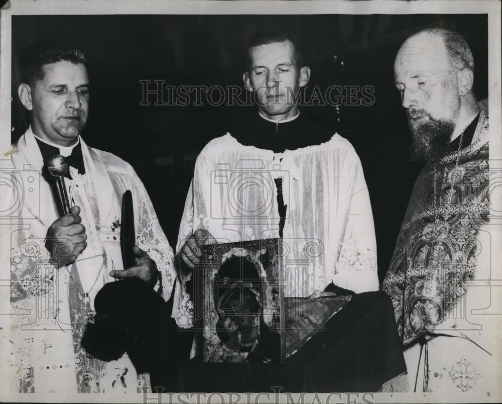 1959 Press Photo Monsignor Francis Rossiter Father Edward Stanton Bless Icon - Historic Images