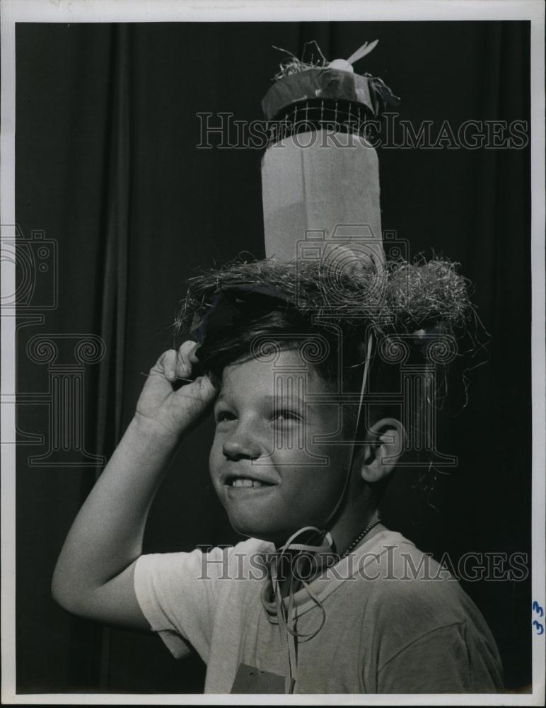 Press Photo Kent Zaiser Hat March Elementary School - RSL91125 - Historic Images