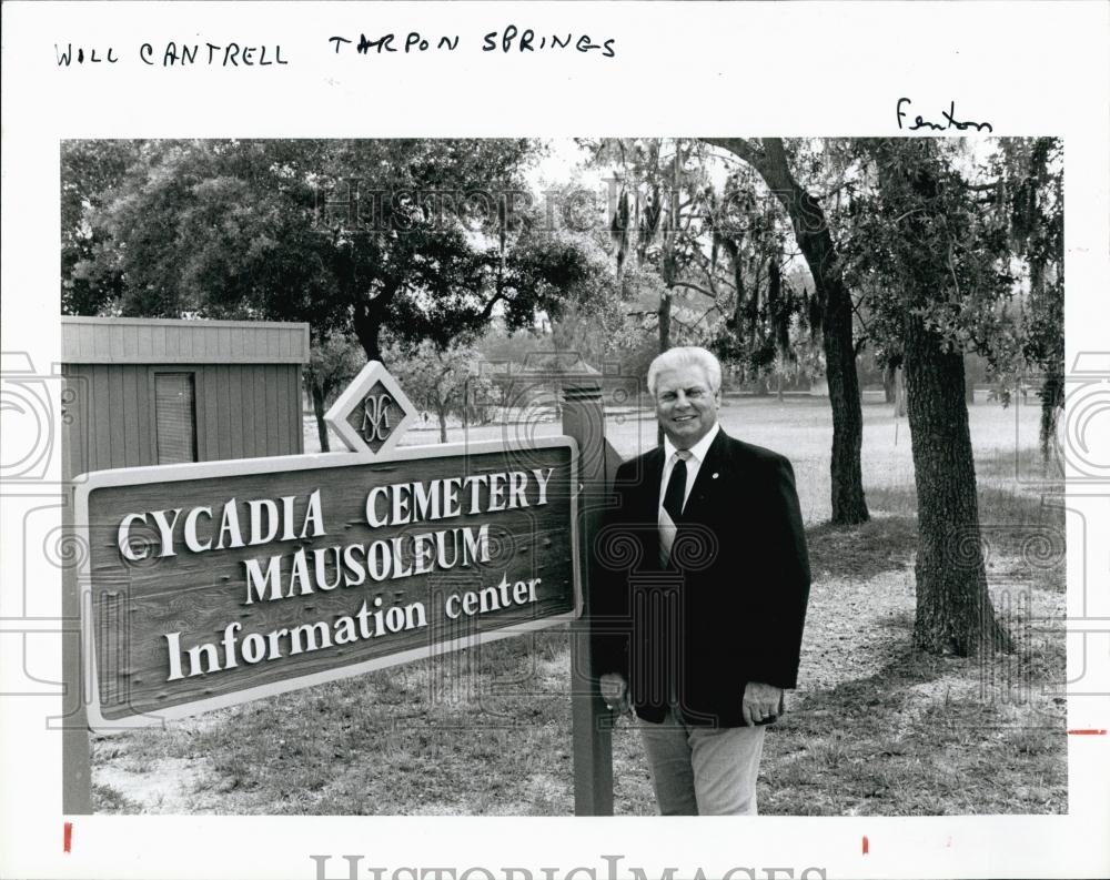 1986 Press Photo Mausoleum Devleoper Will Cantree at Cemeteray - RSL66803 - Historic Images