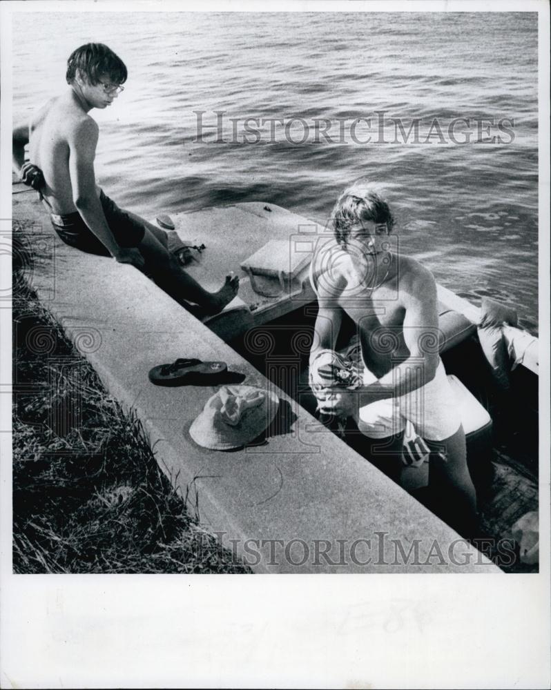 1982 Press Photo Mike Spitig Steve Bork Rescue boat fire victims - RSL64917 - Historic Images