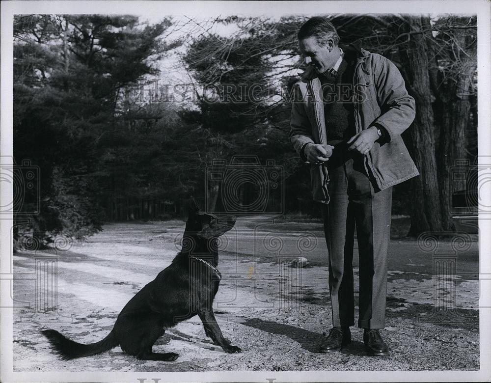 1969 Press Photo Former Mass Gov Francis Sargent & his dog - RSL90379 - Historic Images