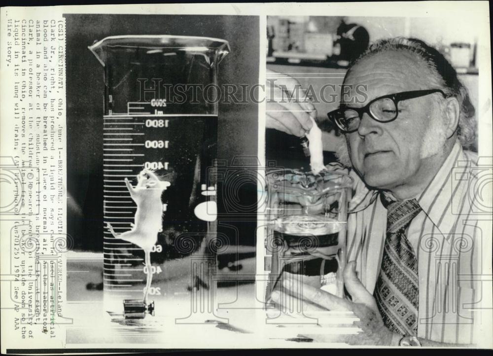 1974 Press Photo Professor At Cincinnati Children&#39;s Research Leland Clark - Historic Images