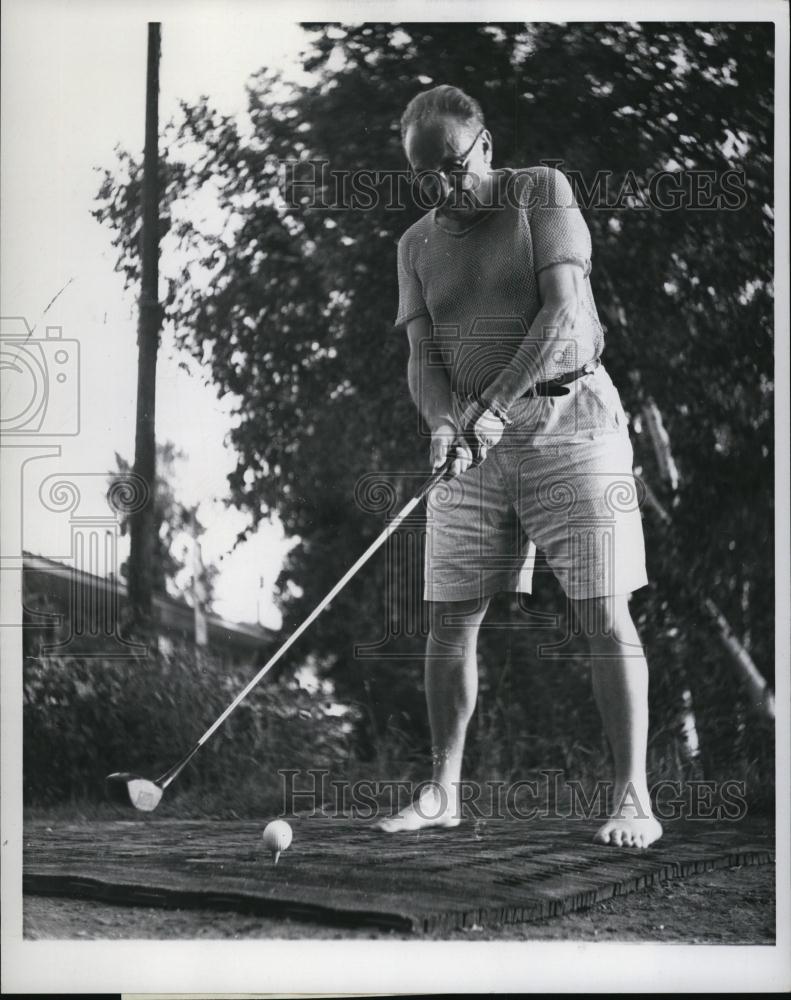 1962 Press Photo Reverend Carl Zorn Barefoot Golfer - RSL40801 - Historic Images