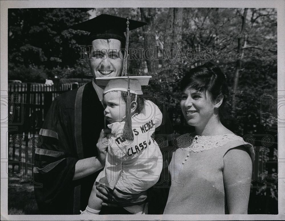 1967 Press Photo Lisa Saperstein &amp; dad Laurence &amp; mom Joan at Tufts Medical Sch - Historic Images