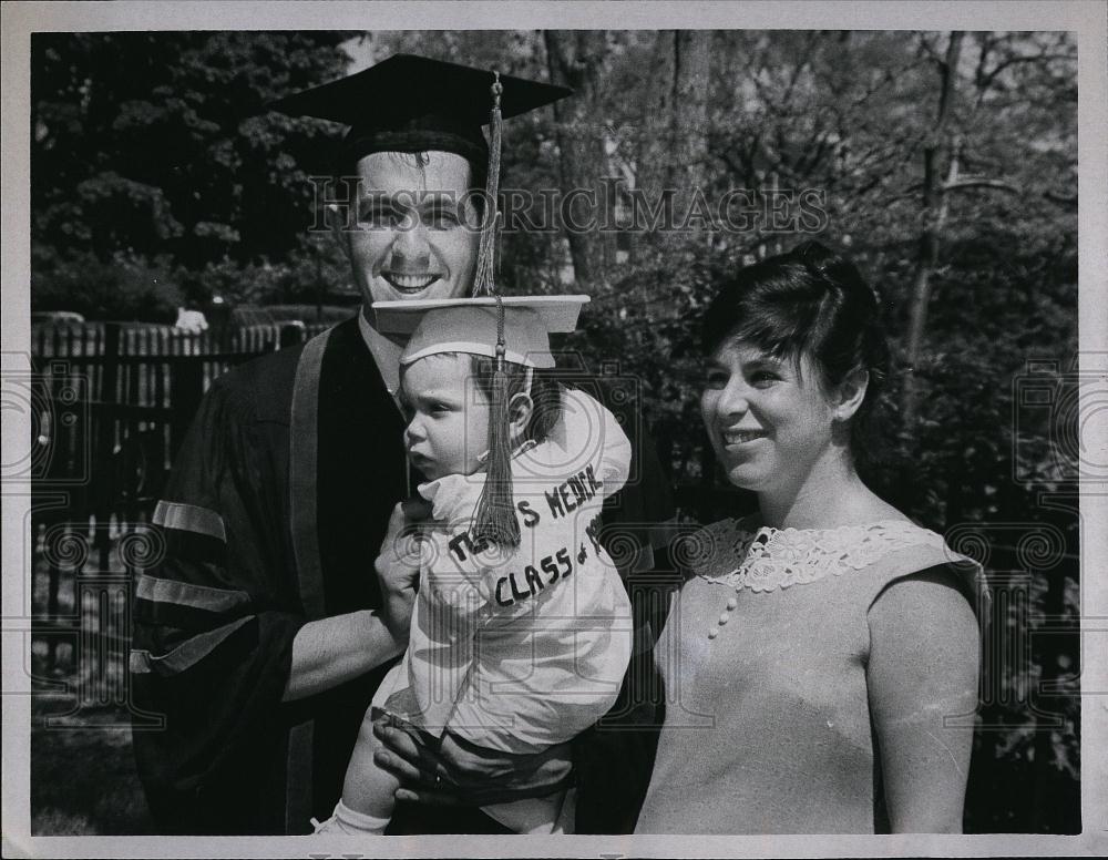 1967 Press Photo Lisa Saperstein & dad Laurence & mom Joan at Tufts Medical Sch - Historic Images