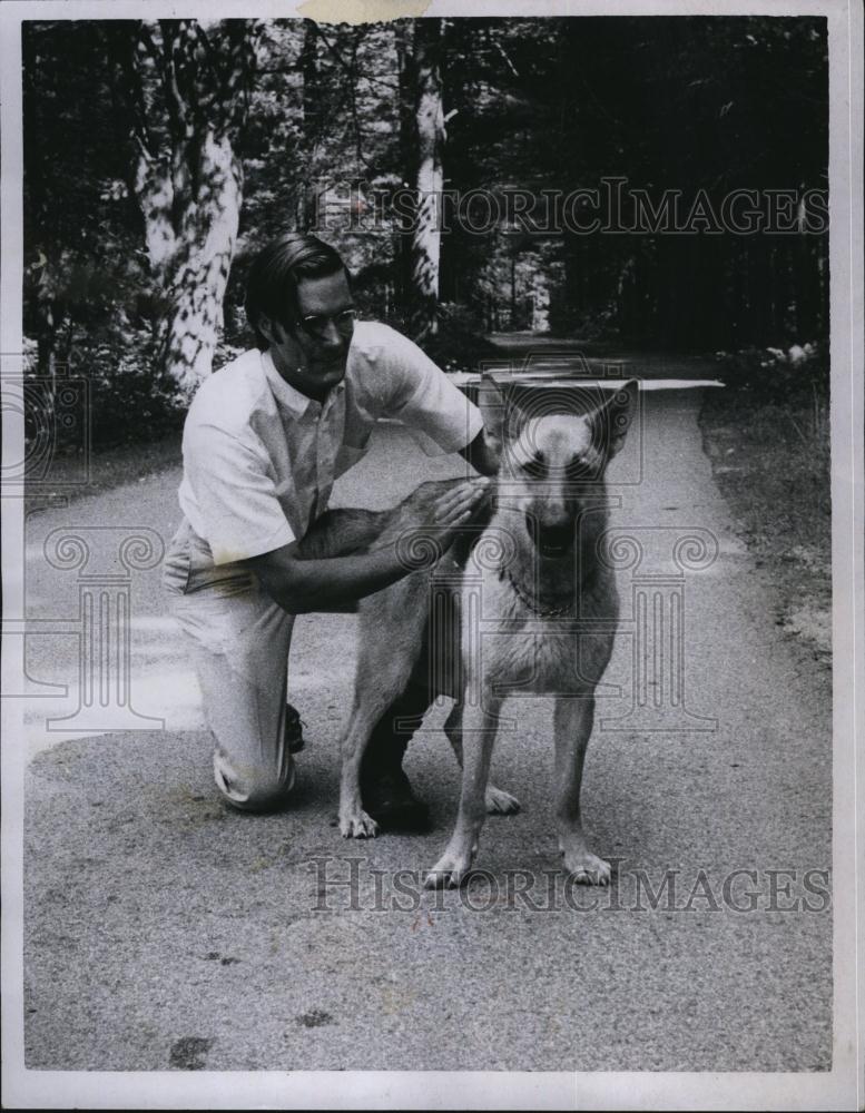 1970 Press Photo Bill Sargent, Son of Governor, Plays with Pet Dog at Dover Home - Historic Images