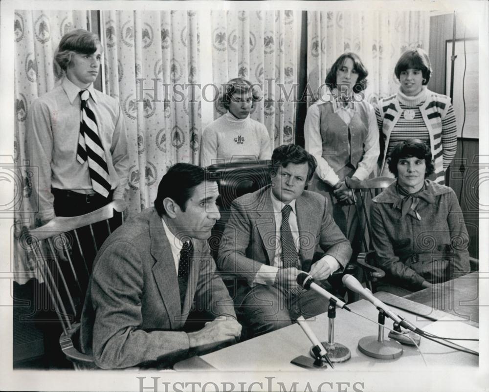 1977 Press Photo Sen Ted Kennedy, Superior Court Judge David Mazzone - Historic Images