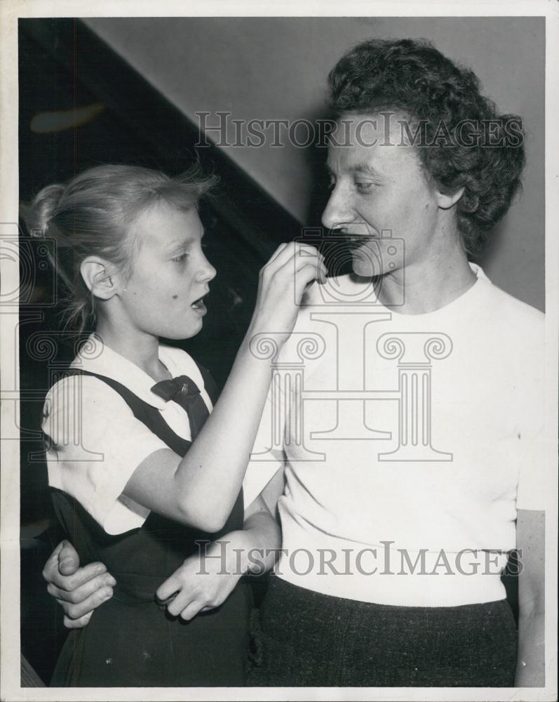 1961 Press Photo Jennie Schezer Daughter Diane Pulled Fire Alarm Saving Man - Historic Images