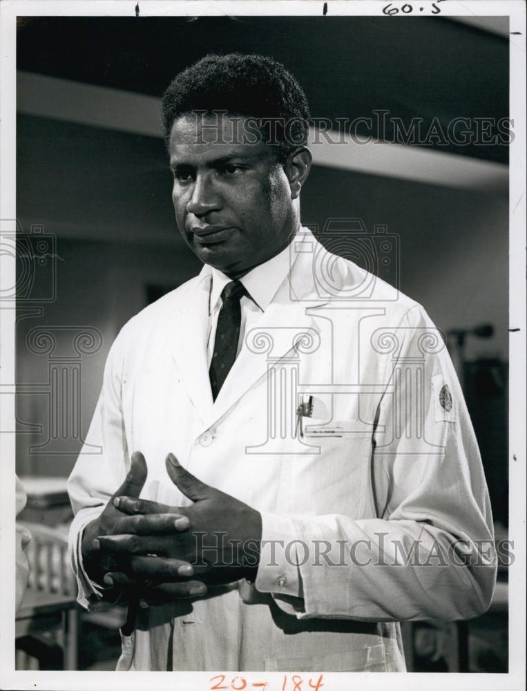 1964 Press Photo Actor Ossie Davis On Set - RSL59785 - Historic Images