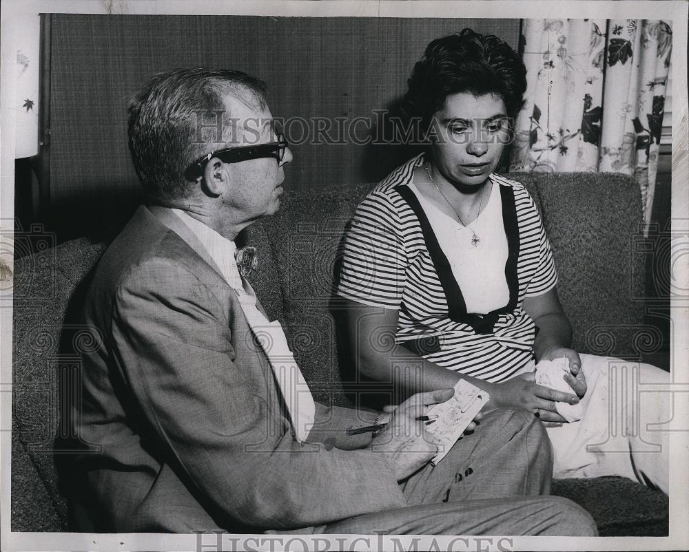 1960 Press Photo Mrs Alexander Hunter &amp; Bob Court of the Boston police - Historic Images