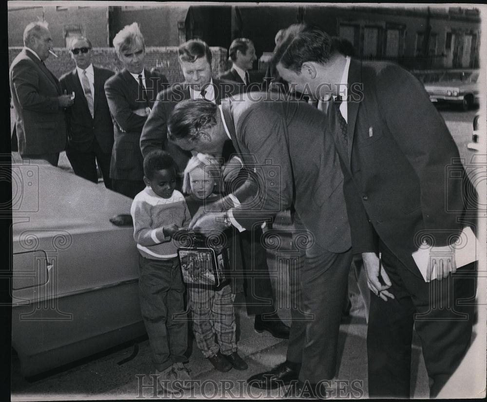 1969 Press Photo Mass Gov Sargent & Bernie Leonard at a housing prioject - Historic Images