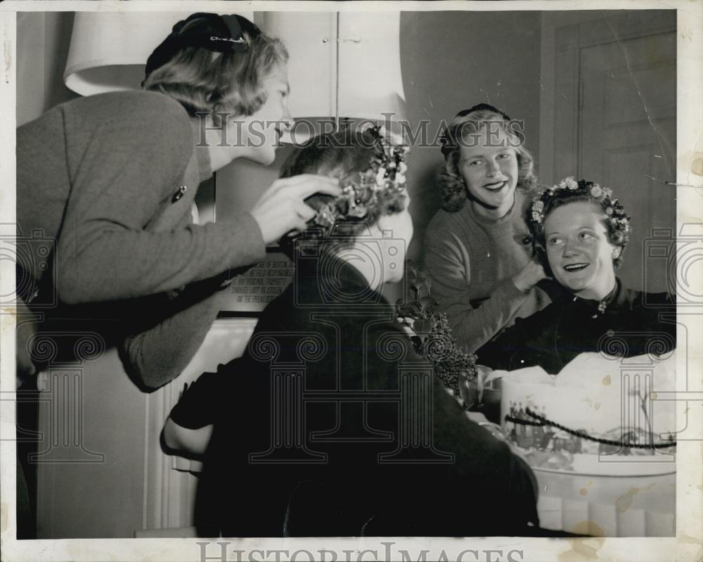 1954 Press Photo Boston Socialites Mrs Lewis H Clark And Anne Carter - Historic Images