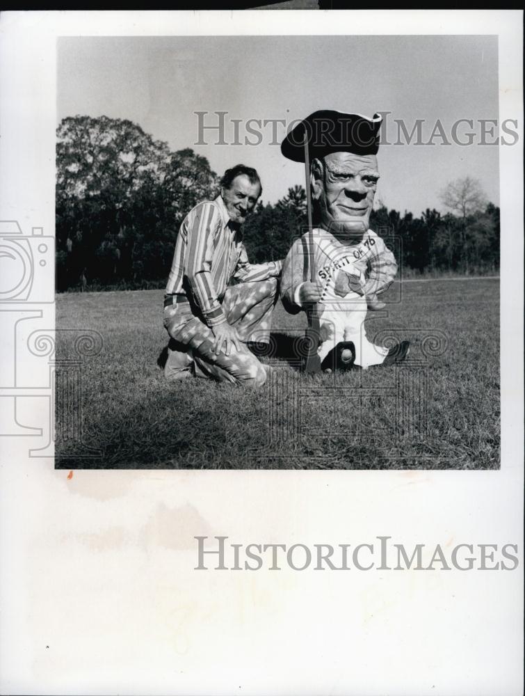 1976 Press Photo Sculptor Chuck Russo with caricature of President Ford - Historic Images