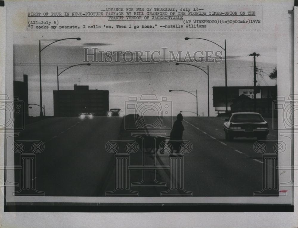 1972 Press Photo Peanut vendor Mr Mozelle Williams in Florida - RSL98337 - Historic Images