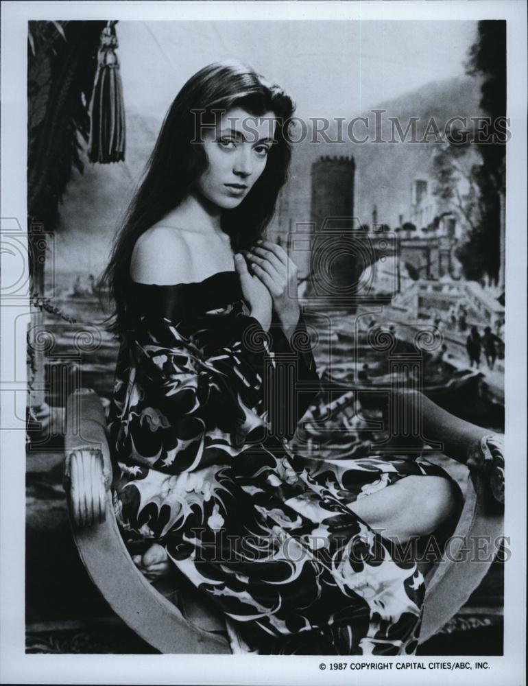 1987 Press Photo Actress Mia Sara starring in "Queenie" - RSL77931 - Historic Images