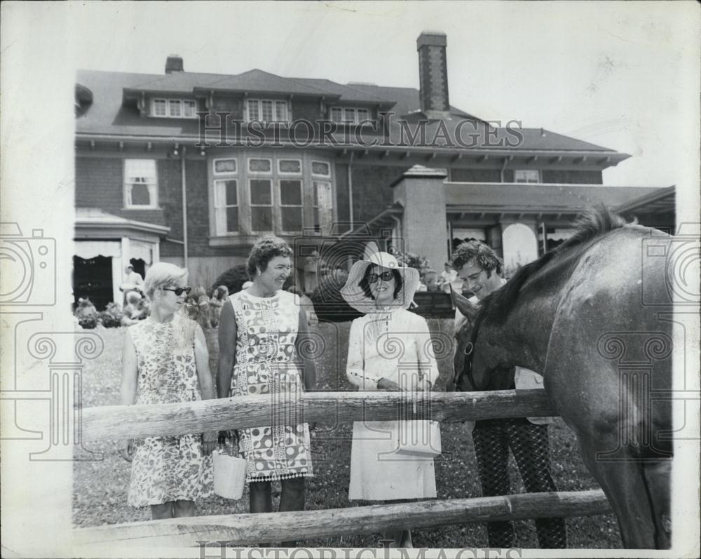 1971 Press Photo Mrs Hugh Auchincloss (R) Shows Her Thoroughbred Horse - Historic Images