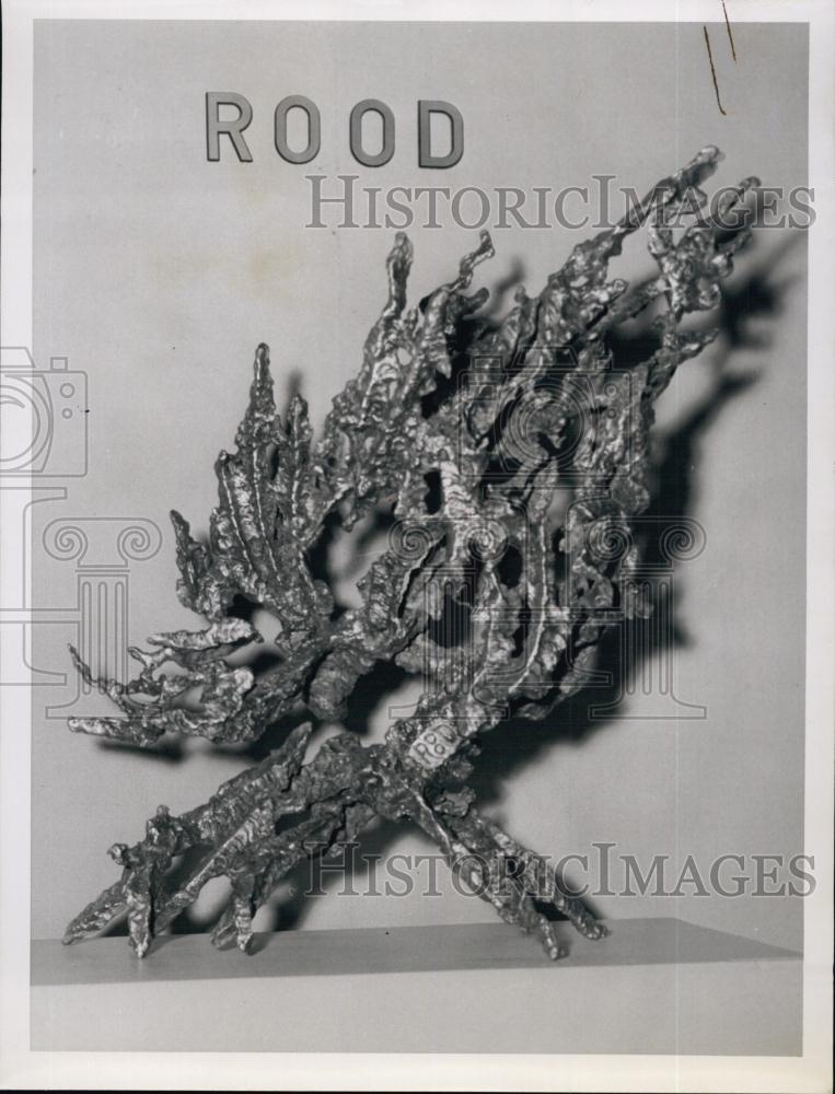 Press Photo A Metal Sculpture With The Letters R And D - RSL63817 - Historic Images