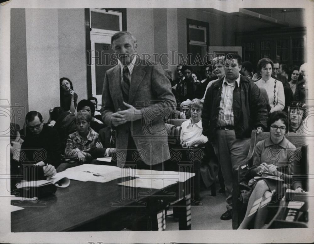 1972 Press Photo City Councilman Patrick McDonough speaks at hearing - RSL88313 - Historic Images