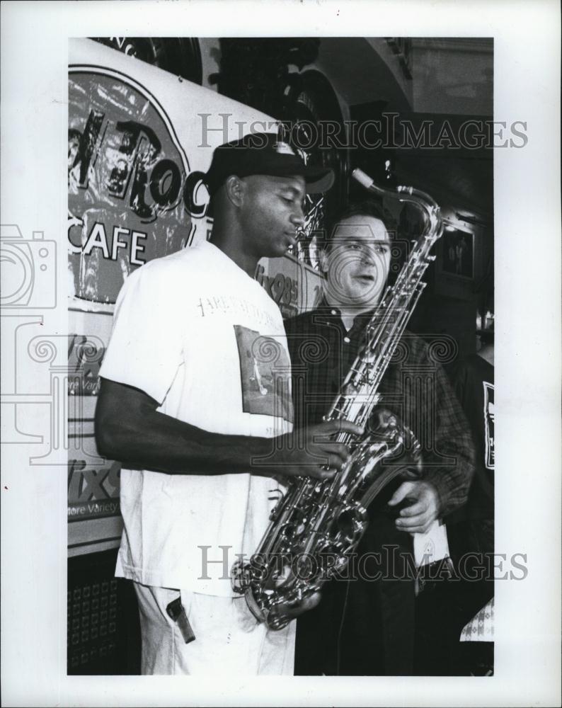 1995 Press Photo Brandford Marsalis gives sax to Hard rock cafe - RSL79611 - Historic Images