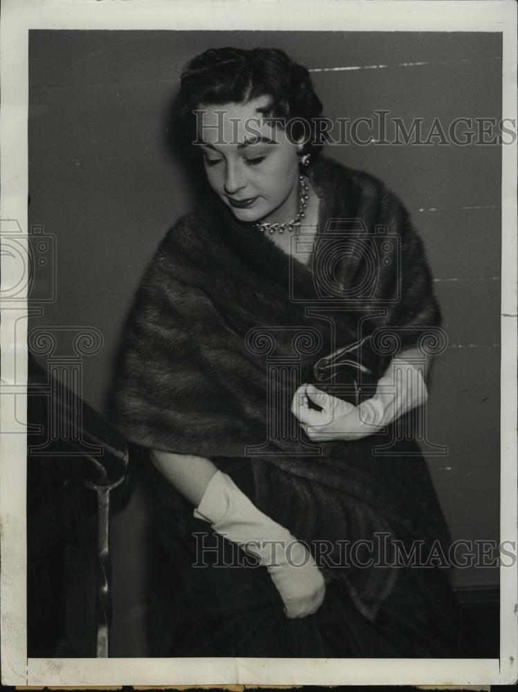 1955 Press Photo Barbara Cook At Police Station Being Questioned About Murder - Historic Images