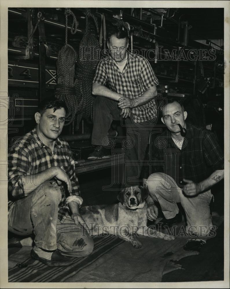 1960 Press Photo Lynn Richard Powell &amp; Fireman Albert Bean With Tomas Rowlinson - Historic Images