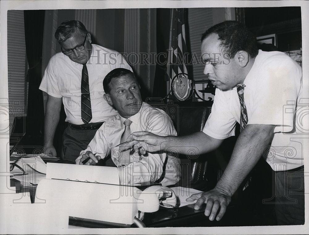 Press Photo Gov John Volpe w/ Tony DiFalco, Adm & Fin Comm w/ Rick Lindon - Historic Images