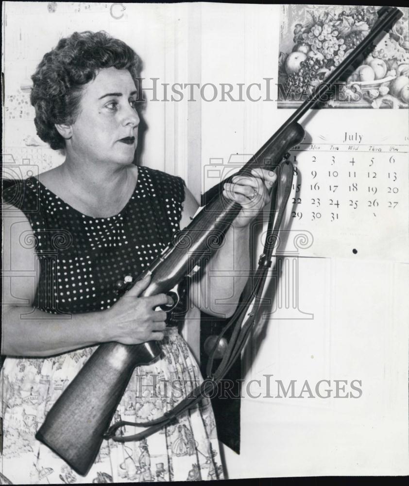 1962 Press Photo Rifle Used TO Shoot Prowler OF Cambridge MA Area Shot By Husbnd - Historic Images