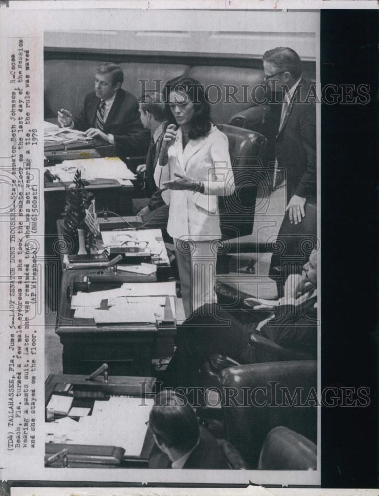 1970 Press Photo State Sen Beth Johnson wearing pants suite on the senate floor - Historic Images