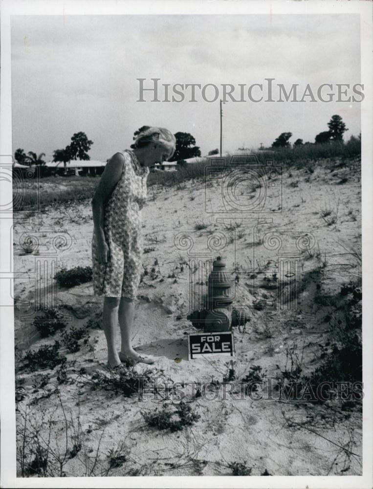 1968 Press Photo MrsWilliam Carver looked a For Sale Fire Hydrant - RSL64689 - Historic Images