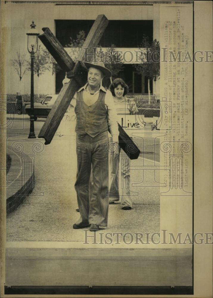 1976 Press Photo Illinois Gubernatorial Candidate Williams Carrying Cross - Historic Images