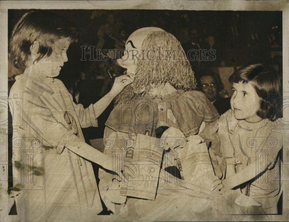 1966 Press Photo A Clown Entertains Twins Pam &amp; Pat Libman - RSL08619 - Historic Images