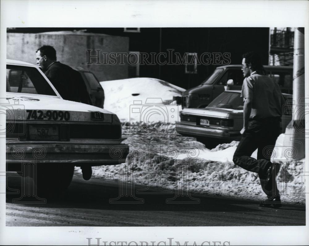 1994 Press Photo Store 24 Security Guard and Clerk Richard "Red" McCarthy - Historic Images