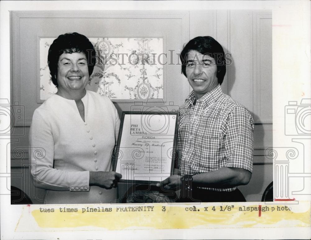 1973 Press Photo Clegg Miller, Clearwater HS, receives award from Peter Coppola - Historic Images