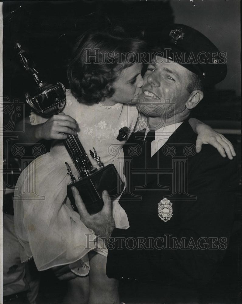 1959 Press Photo Fireman William Pero received highest award in the fire dept - Historic Images