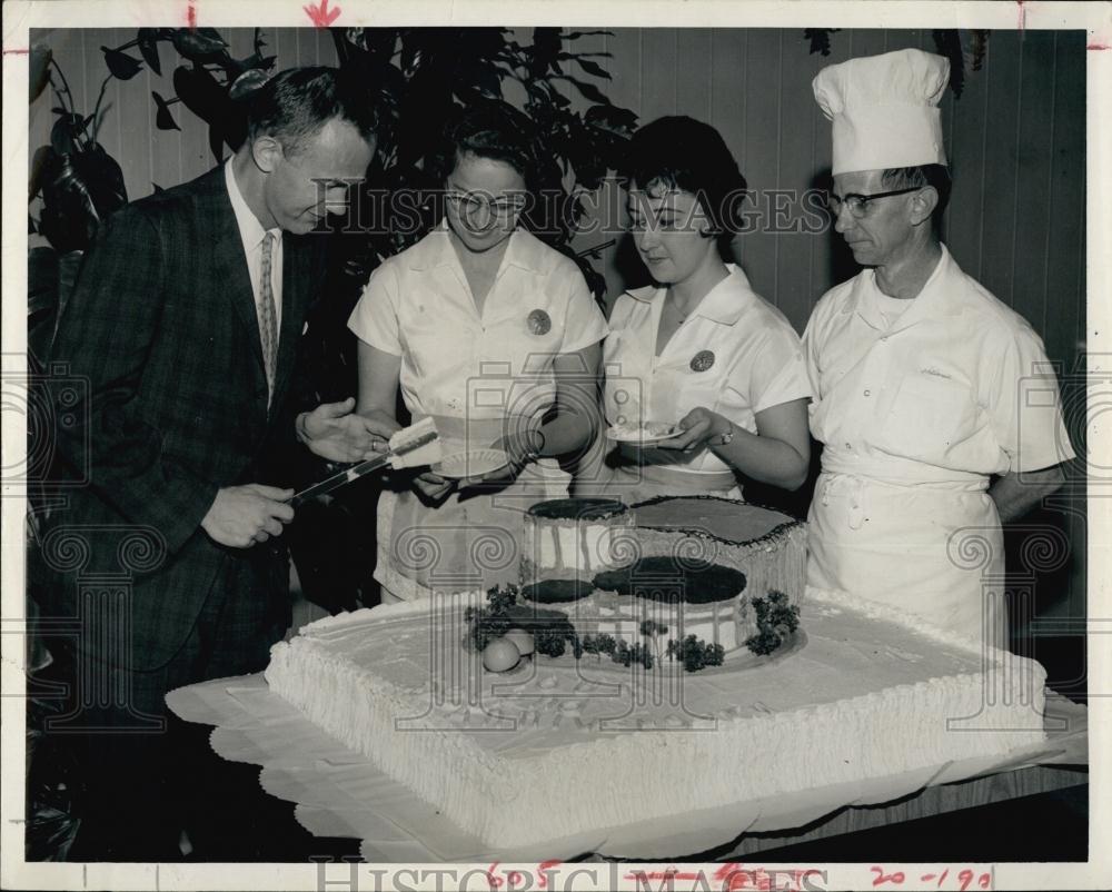 1964 Press Photo Sand Dollar Resaurant Birthday cake John Dahlberg Jr Mary - Historic Images