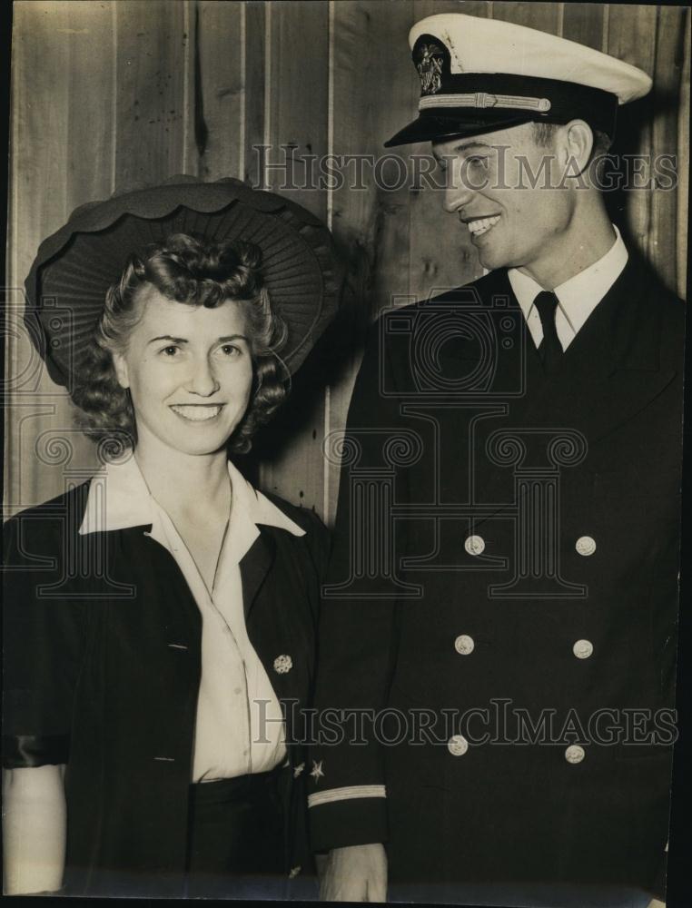 1942 Press Photo Ensign and Mrs Nathaniel Tomson - RSL91877 - Historic Images