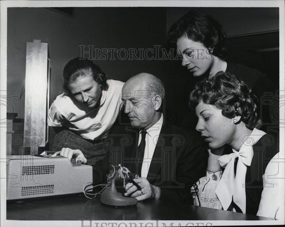 1963 Press Photo watchmaker Earl Savoy with device for checking watch accuracy - Historic Images