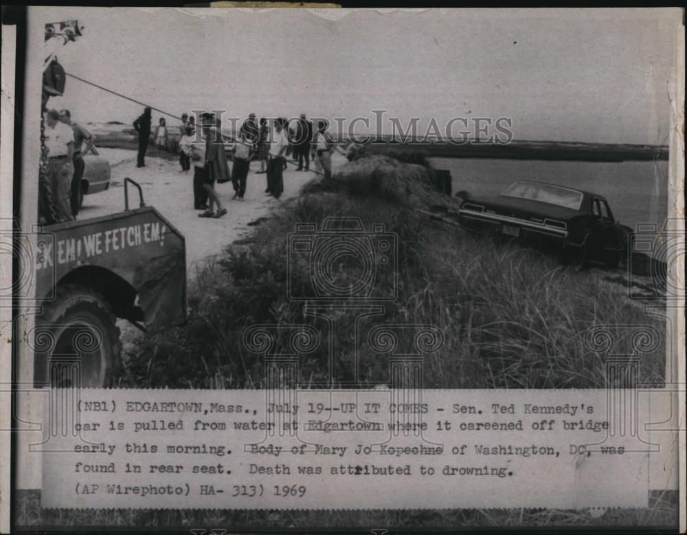1969 Press Photo Senator Ted Kennedy car pulled from water at Edgartown - Historic Images