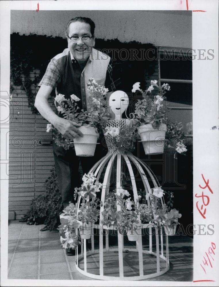 1970 Press Photo J Stewart Carew Colonial Lady Flower Pot Holder - RSL63433 - Historic Images