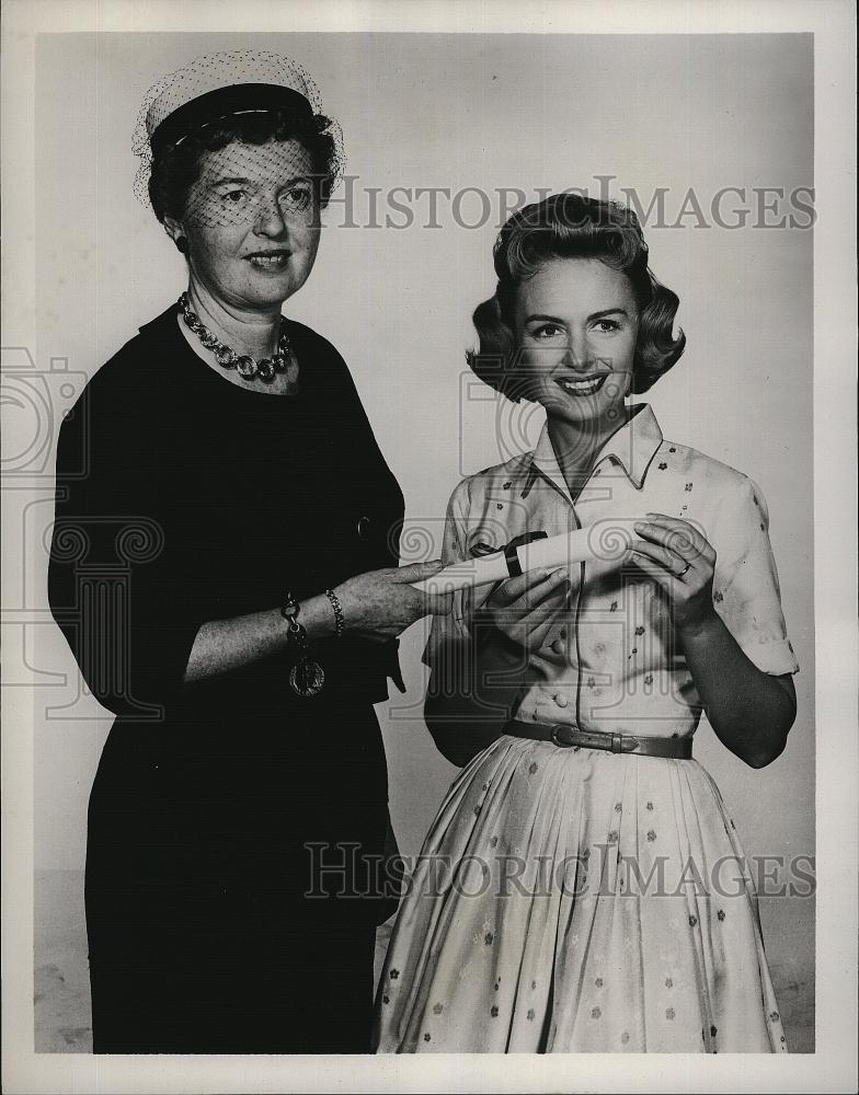 1960 Press Photo Mrs John Mock &amp; Donna Reed on &quot;The Donna Reed Show&quot; - RSL82039 - Historic Images