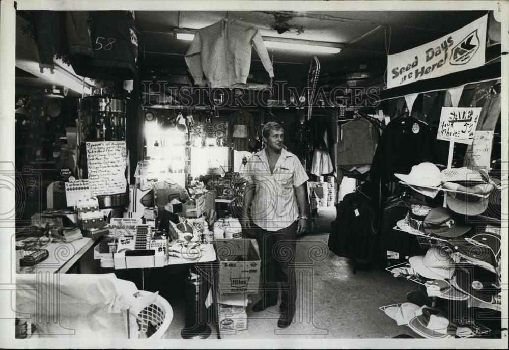 1980 Press Photo Dale Tiegen Helps Family Run Variety Store Dubbed &quot;Oslo Store&quot; - Historic Images