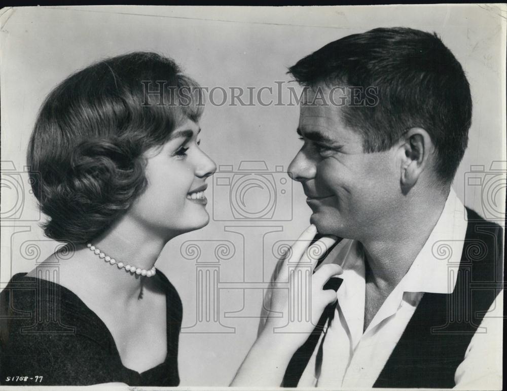 1960 Press Photo Debbie Reynolds and Glenn Ford in &quot;The Gazebo&quot; - RSL05665 - Historic Images