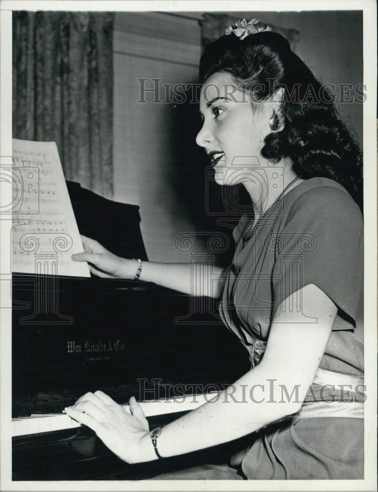 1945 Press Photo Actress Gloria Warren At Piano - RSL01901 - Historic Images