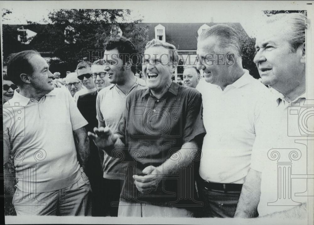 1968 Press Photo Gov Raymond Shafer Comedian Bob Hope Steve Rossi Golfing - Historic Images