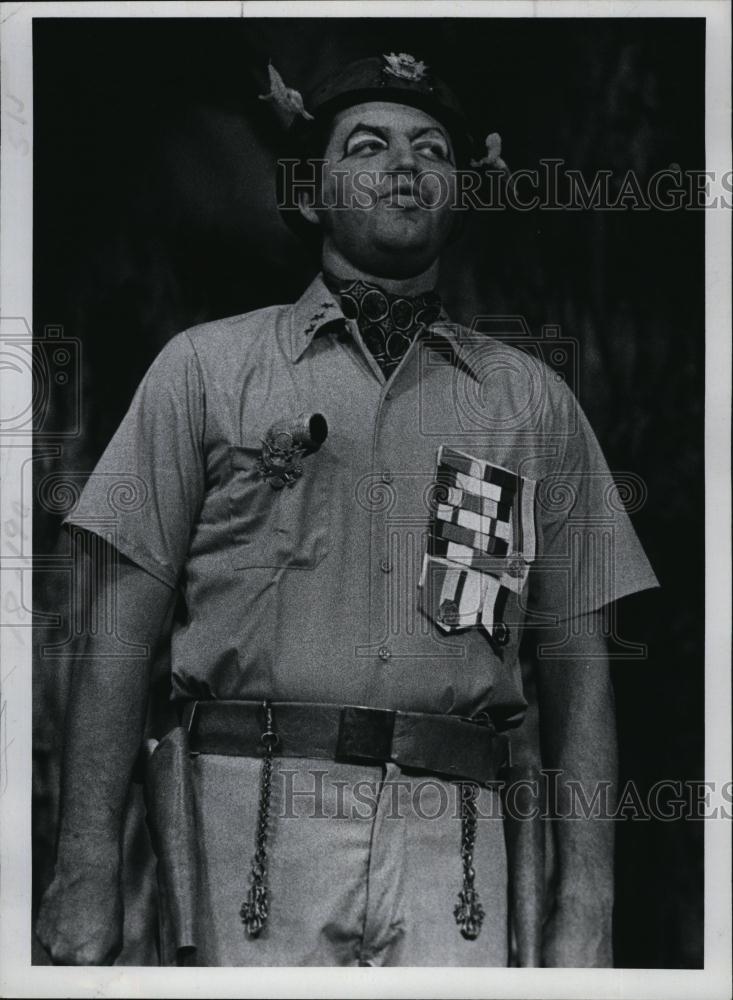 1977 Press Photo Lee Van Kirk in &quot;Under the Sycamore Tree&quot; - RSL94989 - Historic Images