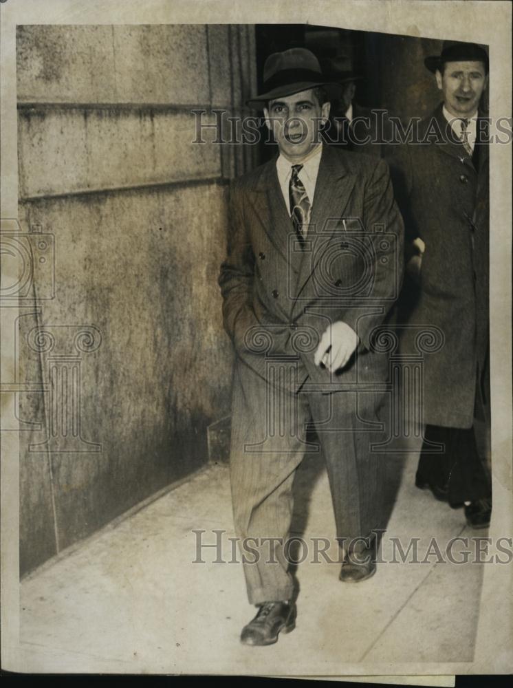 1947 Press Photo Earl Day Found not guilty leaving court Michael Mahoney - Historic Images