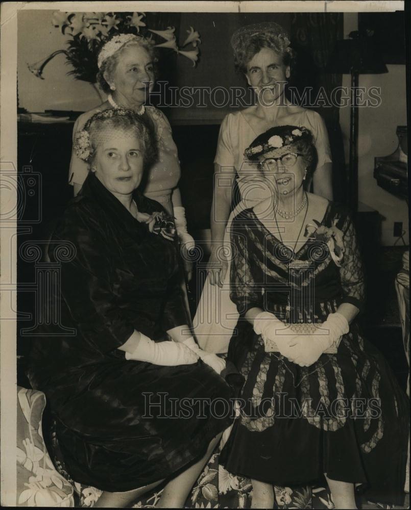 1946 Press Photo Mrs R W Roberts - RSL92499 - Historic Images