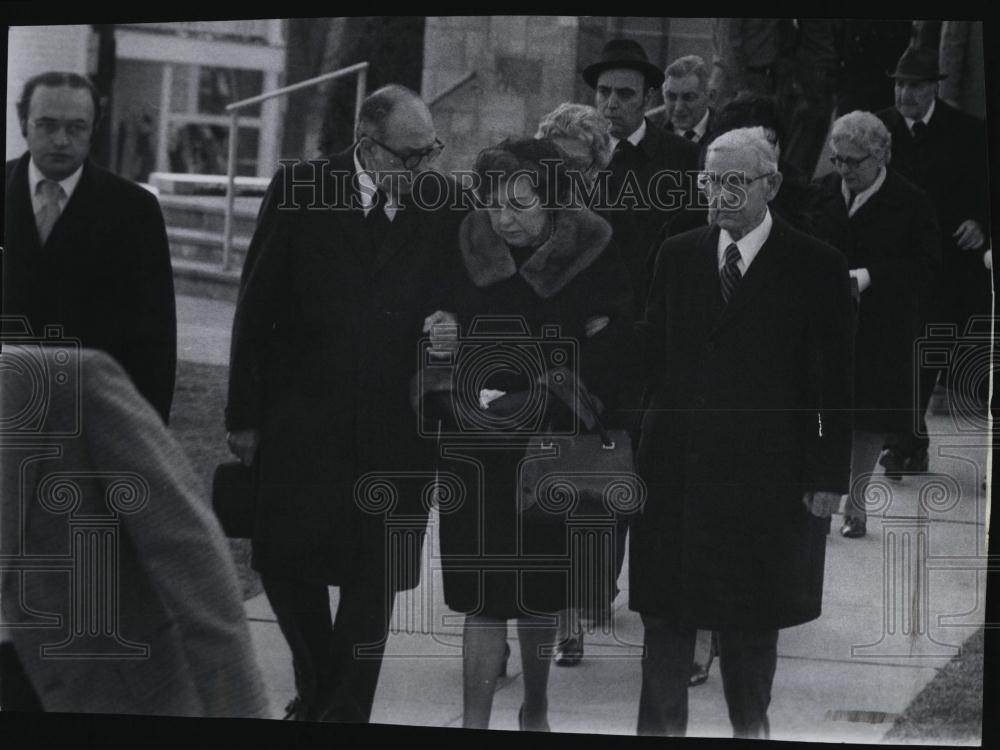 1975 Press Photo Parents John Asinari Leave Church Services Killed Son Arlington - Historic Images