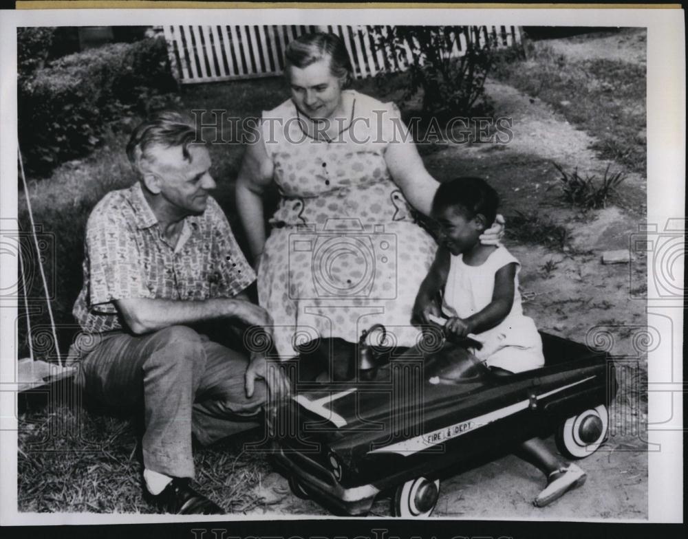1962 Press Photo Mr & Mrs Arthur Sandberg Play With Lenore Smith - RSL87935 - Historic Images