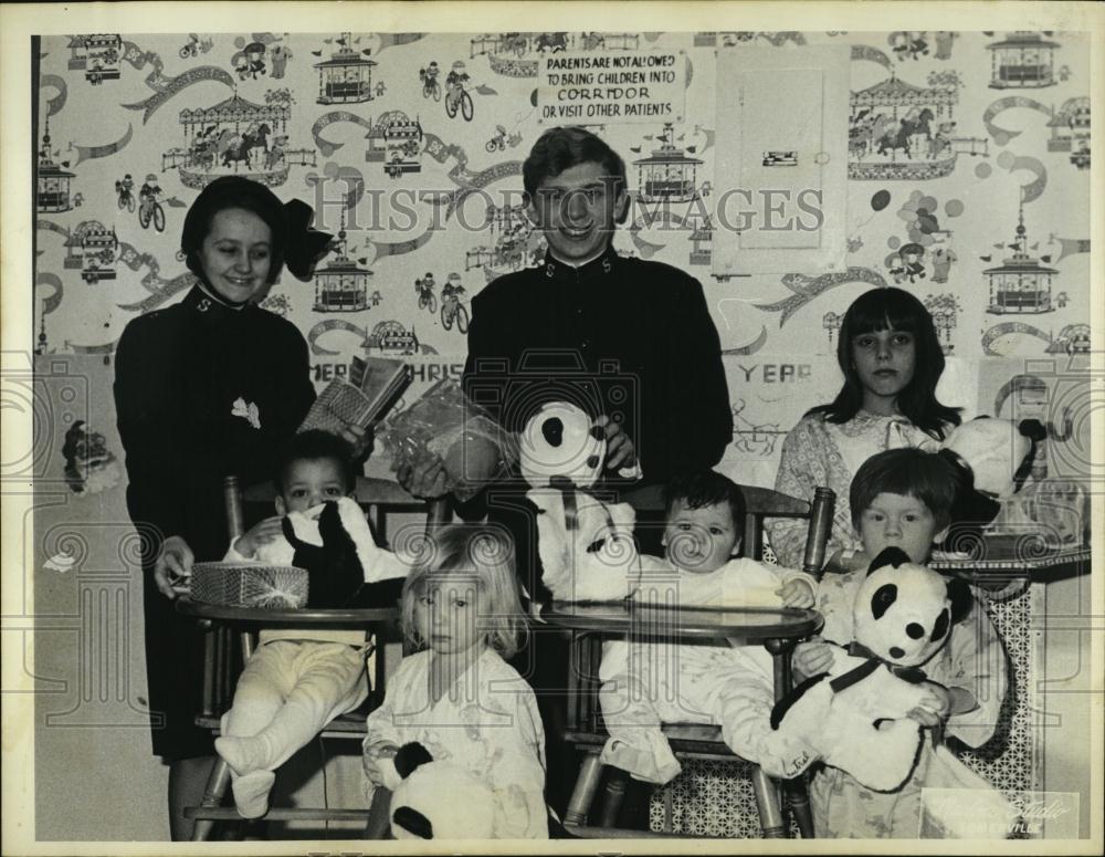 1973 Press Photo Mr and Mrs Thomas Seyler of Salv Army give toys to sick kids - Historic Images